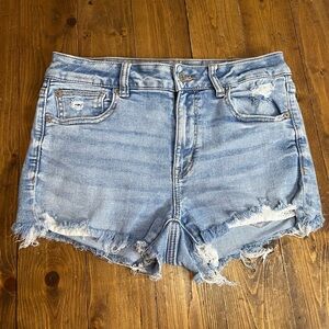 American Eagle Outfitters size 6 light wash distressed high rise shortie shorts